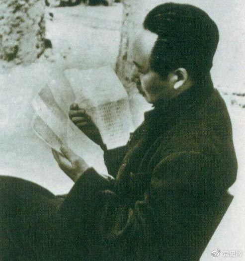 1946年6月,国民党撕毁停战协定和政协决议,挑起全面内战。这是毛泽东在延安审阅有关自卫反击的电报。