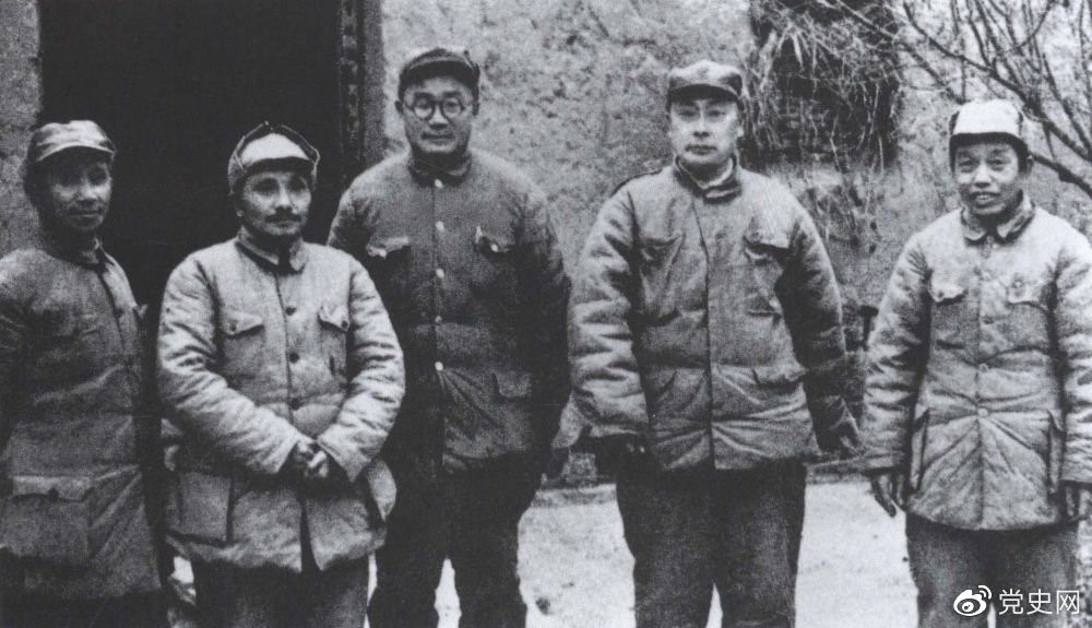 1948年11月6日至1949年1月10日,由刘伯承、陈毅、邓小平、粟裕、谭震林组成,以邓小平为书记的总前敌委员会,率华东野战军和中原野战军及部分地方武装进行淮海战役。长江中下游以北广大地区解放。图为总前敌委员会成员合影。